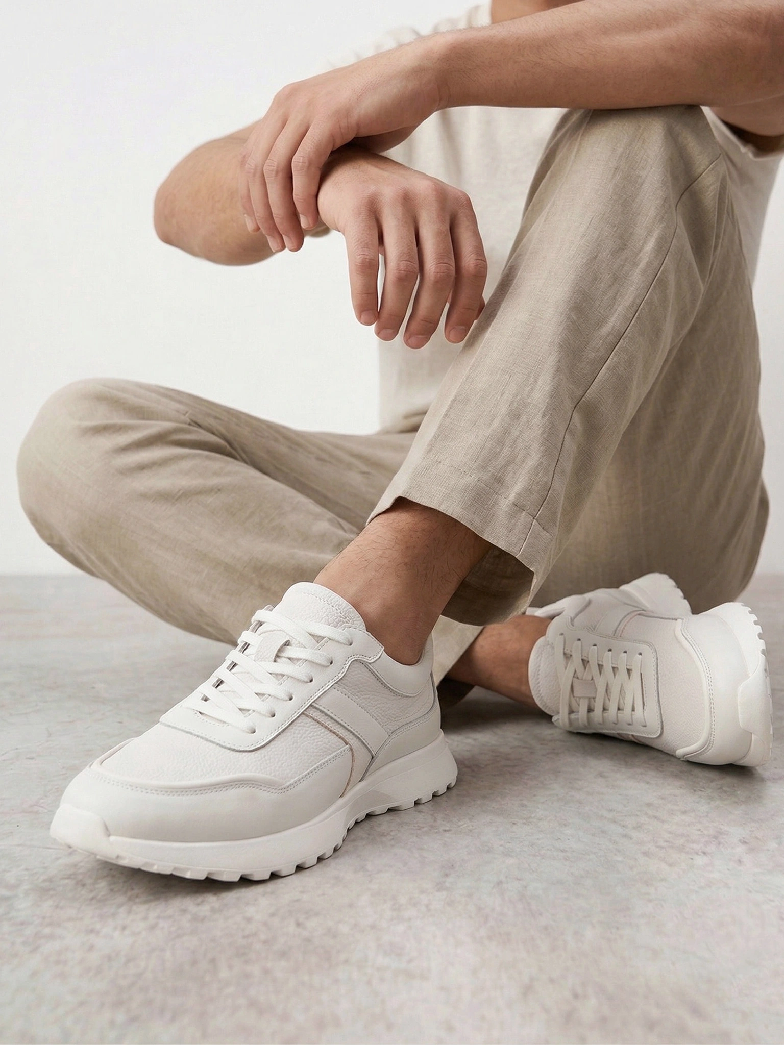 Кроссовки белого цвета на средней подошве